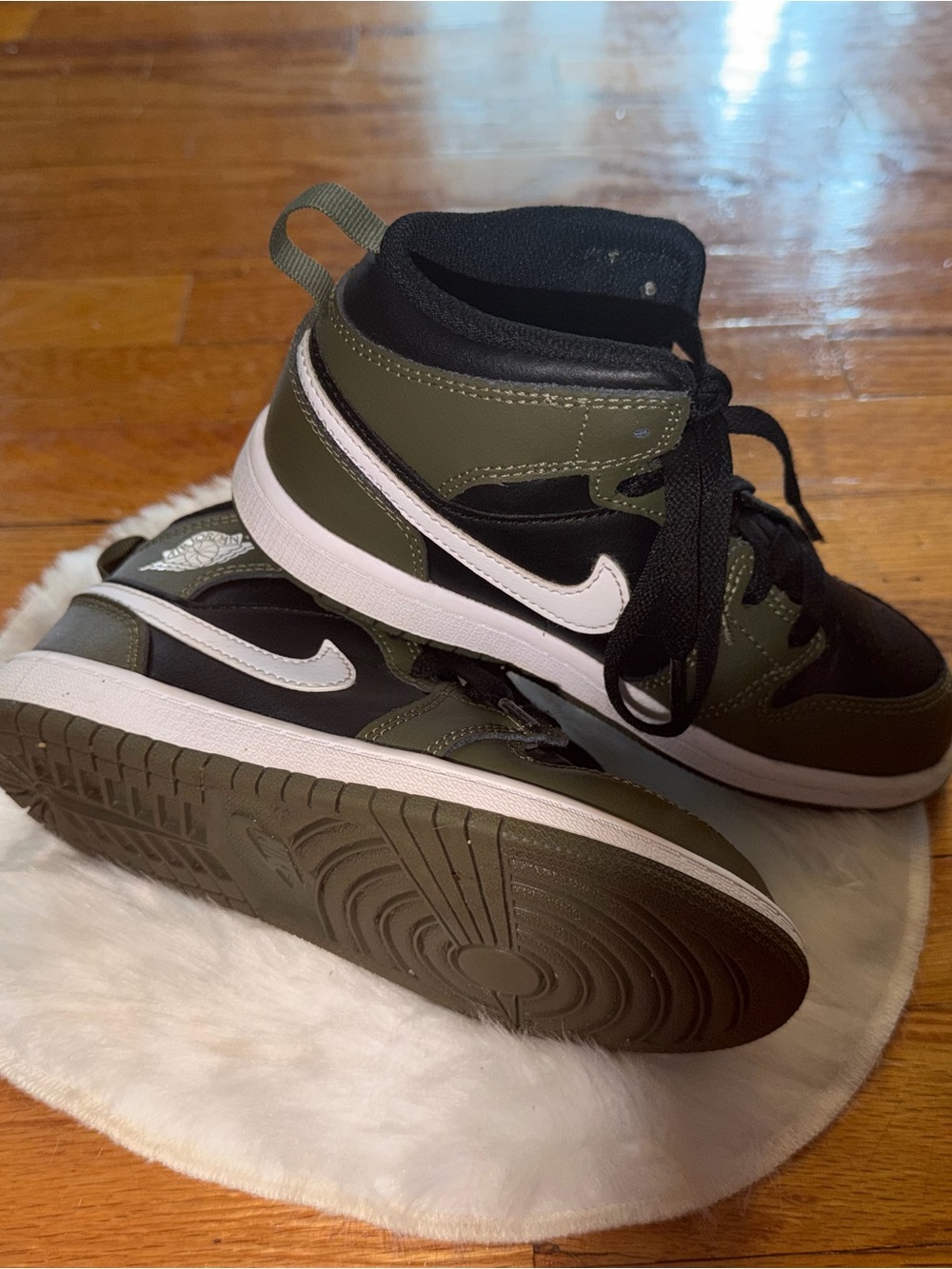 Nike Air Jordan 1 Mid Olive Black White Kids Size 13.5C - Picture 3 of 9